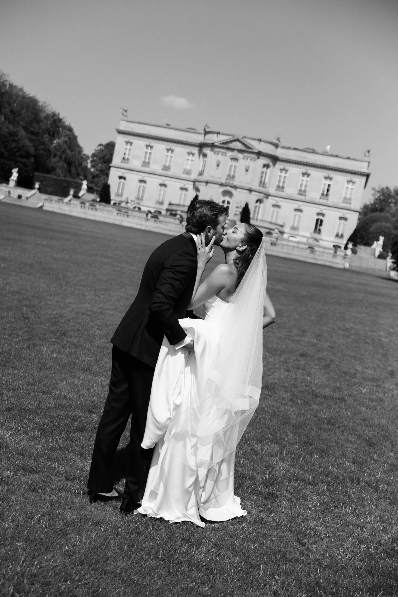 Black and white kiss on the great lawn at The Elms in Newport