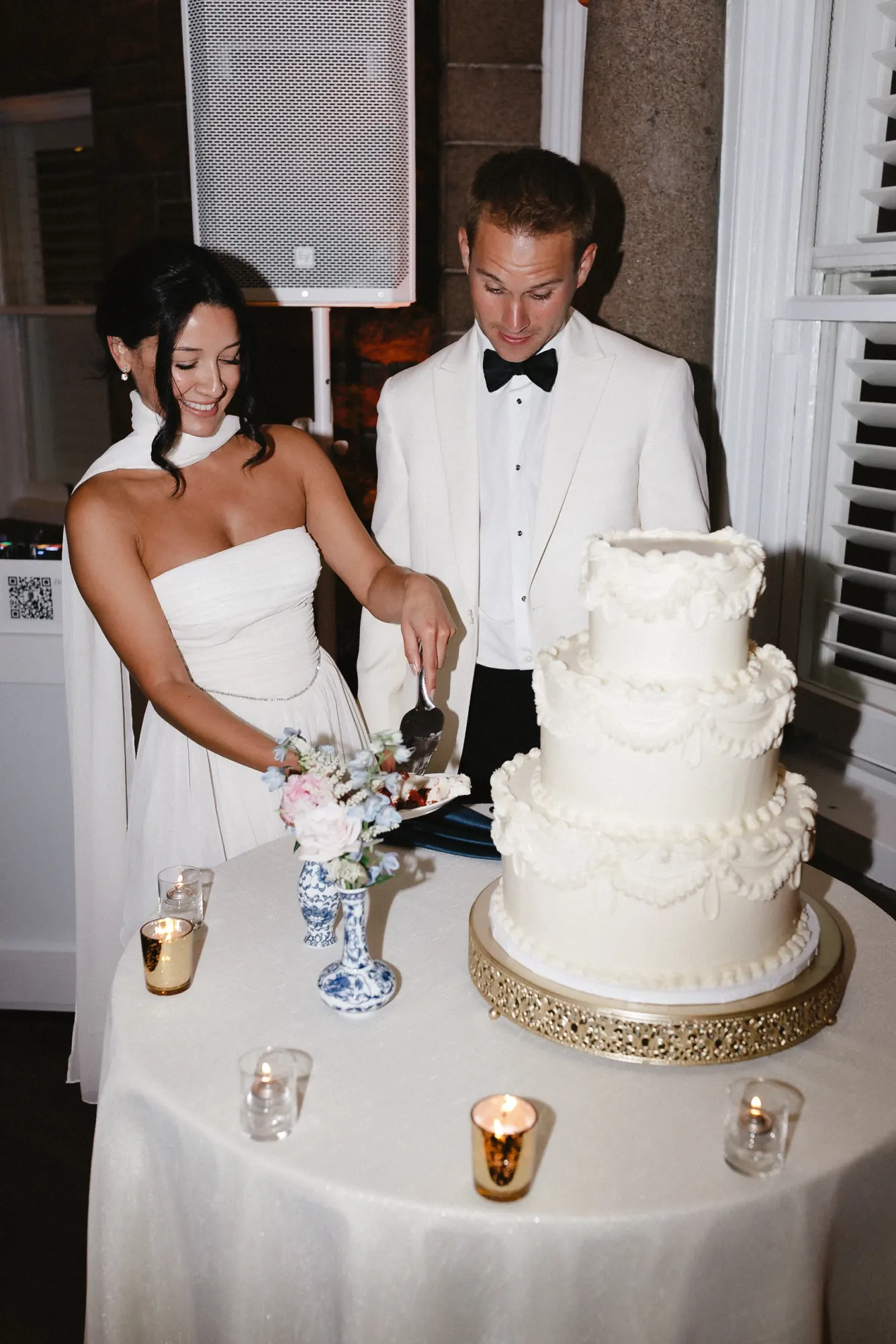 Cake cutting with blue-and-white ginger jars at the OceanCliff reception